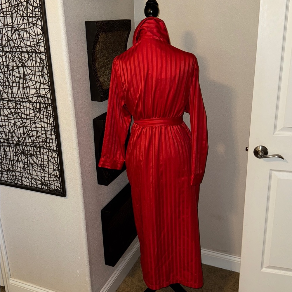 Elegant Red Satin Robe - Picture 4 of 4